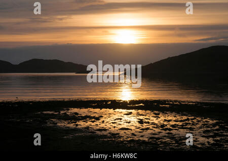 Den Herbst Sonnenuntergang am Loch Inver, Schottland Stockfoto