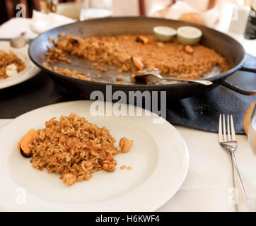 typisch Spanisch-Reis Rezept namens "Paella" durch den Empfänger in dem es gekocht wird. In diesem Fall hat das Rezept Meeresfrüchte Stockfoto