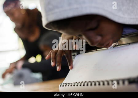 Ein Lerner der Eluwa besondere Schulbereiche auf einer Schreibmaschine während der Englischstunde in Ongwediva, Namibia. Stockfoto