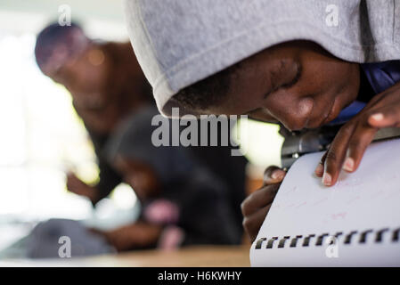 Ein Lerner der Eluwa besondere Schulbereiche auf einer Schreibmaschine während der Englischstunde in Ongwediva, Namibia. Stockfoto