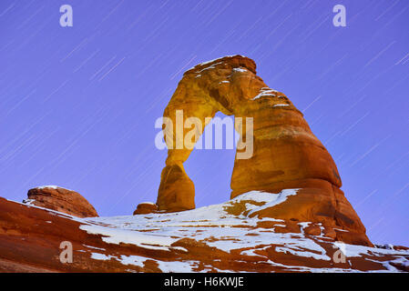 Startrails und Delicate Arch im Arches-Nationalpark, Utah im winter Stockfoto