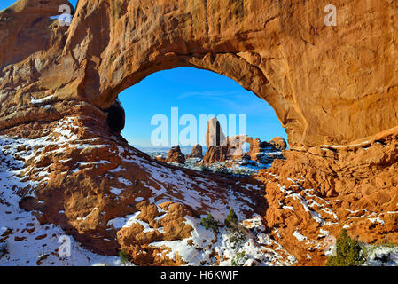 Turret Arch gesehen durch North Fensterbogen im Arches National Park, Utah im winter Stockfoto