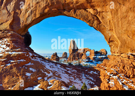 Turret Arch gesehen durch North Fensterbogen im Arches National Park, Utah im winter Stockfoto