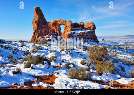 Turret Arch gesehen durch North Fensterbogen im Arches National Park, Utah im winter Stockfoto