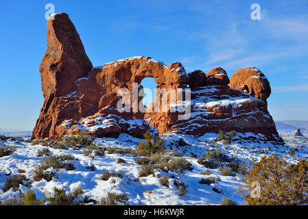 Turret Arch gesehen durch North Fensterbogen im Arches National Park, Utah im winter Stockfoto