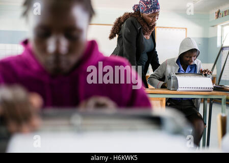 Ein Lerner der Eluwa besondere Schulbereiche auf einer Schreibmaschine während der Englischstunde. Stockfoto