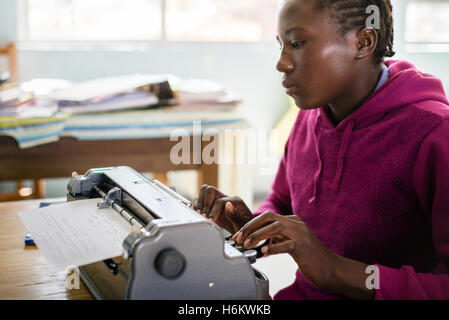 Ein Lerner der Eluwa besondere Schulbereiche auf einer Schreibmaschine während der Englischstunde. Stockfoto