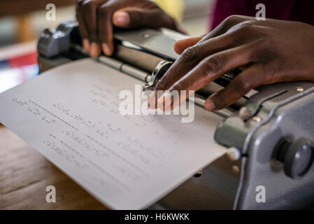 Ein Lerner der Eluwa besondere Schulbereiche auf einer Schreibmaschine während der Englischstunde. Stockfoto