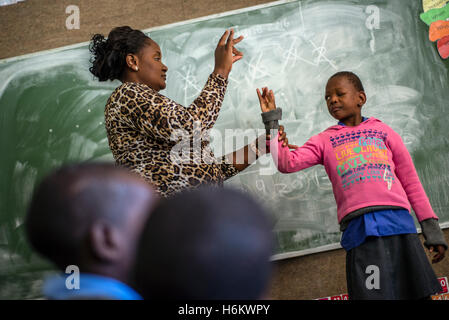 Schüler der ersten Klasse für hörgeschädigte Kinder haben ihre mathematischen Lektion Eluwa Special School in Ongwediva, Namibia. Die Schüler lernen zu zählen während des Unterrichts und Übungen in handgemachte Buch von Lehrer Frieda David für sie vorbereitet. Stockfoto
