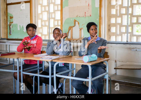 Gehörlose Schüler der neunten Klasse haben ihre mathematischen Lektion Eluwa Special School in Ongwediva, Namibia Stockfoto