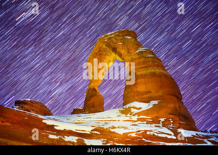 Startrails und Delicate Arch im Arches-Nationalpark, Utah im winter Stockfoto