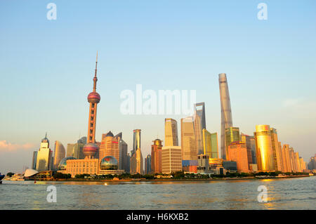 Shanghai, China, 2015. Skyline des Stadtteils Shanghai Pudong während des Sonnenuntergangs vom Bund aus gesehen. Stockfoto