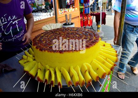 China Xian muslimischen Lebens Straße, lokale Reiskuchen mit den süßen Terminen auf der Oberseite verkauft. Stockfoto