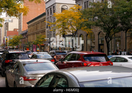 Staus auf der Rue Sainte-Catherine oder Saint Catherine Street in der Innenstadt von Montreal, Quebec, Kanada Stockfoto