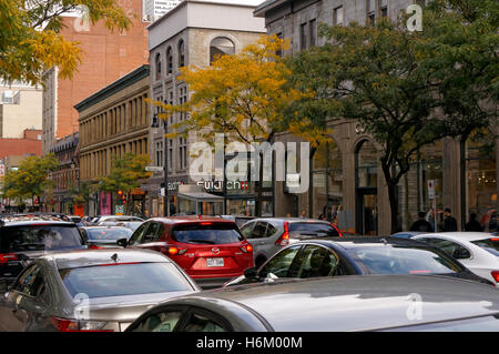 Staus auf der Rue Sainte-Catherine oder Saint Catherine Street in der Innenstadt von Montreal, Quebec, Kanada Stockfoto