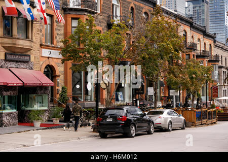 Mann und Frau zu Fuß hinunter Crescent Street in der Innenstadt von Montreal, Quebec, Kanada Stockfoto