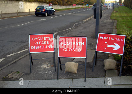 Fußgänger und Radfahrer rote Umleitungsschilder mit Pfeilen Stockfoto