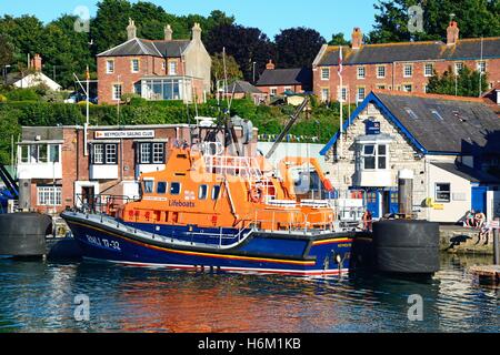 RNLI-Rettungsboot vertäut im Hafen mit dem Weymouth Sailing Club Gebäude nach hinten, Weymouth, Dorset, England, UK, Europa. Stockfoto