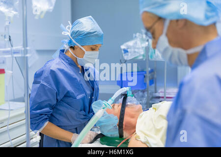 Anästhesist im OP-Saal Stockfoto