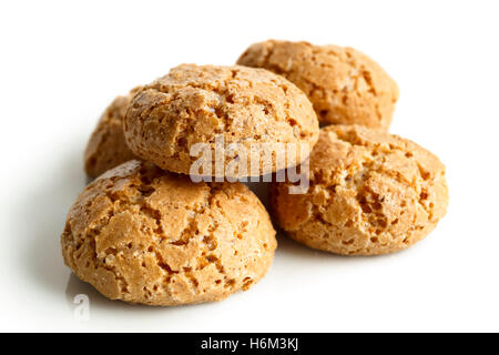 Haufen der gesamten italienischen Amaretti-Kekse, isoliert auf weiss in Sicht. Stockfoto