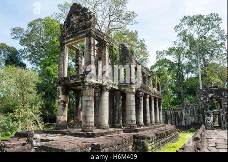 Die Ruinen von Angkor Wat Tempel Preah Khan (eine mögliche Bibliothek und der einzige Tempel in dem Komplex mit Rundsäulen) Stockfoto