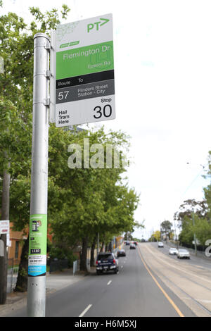 Die Straßenbahnhaltestelle Flemington Laufwerk für Route 57 auf Epsom Road, Melbourne. Stockfoto