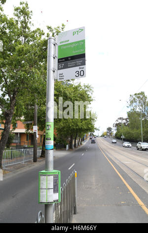 Die Straßenbahnhaltestelle Flemington Laufwerk für Route 57 auf Epsom Road, Melbourne. Stockfoto