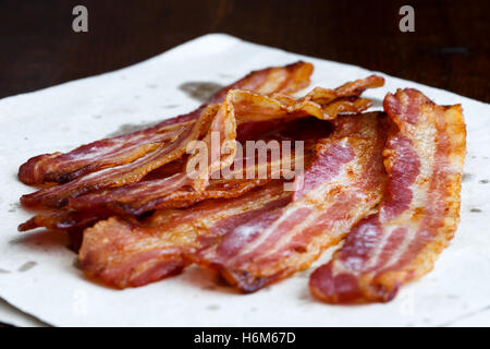 Fried knusprigem Speck auf dem Papier. Stockfoto