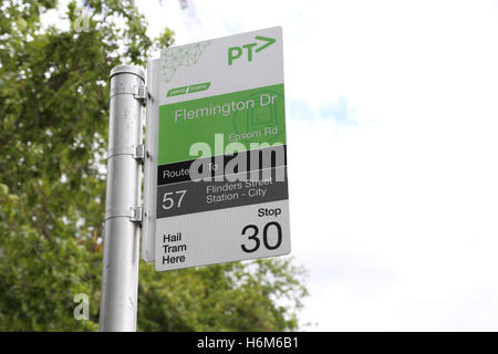 Die Straßenbahnhaltestelle Flemington Laufwerk für Route 57 auf Epsom Road, Melbourne. Stockfoto