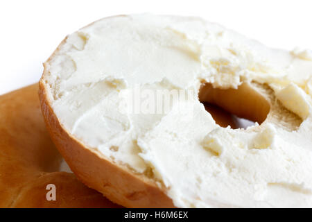 Plain Bagel in zwei Hälften geschnitten und mit Frischkäse, Details zu verbreiten. Stockfoto