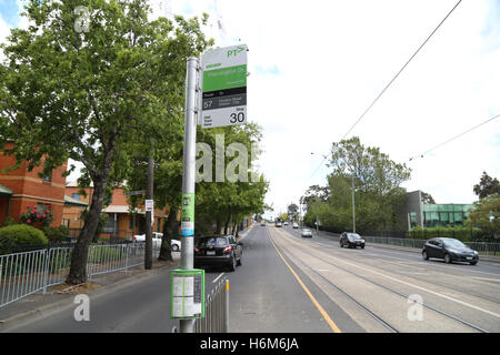 Die Straßenbahnhaltestelle Flemington Laufwerk für Route 57 auf Epsom Road, Melbourne. Stockfoto