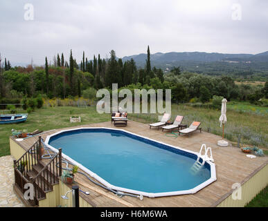 Über dem Boden Schwimmbad Unterkunft in Corfu Landschaft Stockfoto