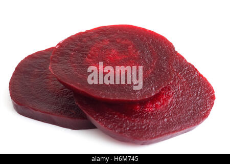 In Scheiben geschnittenen gekochten Rote Bete isoliert auf weiss. Stockfoto
