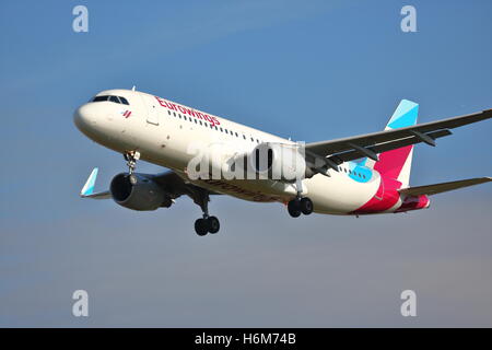 Eurowings Airbus A320-200 D-AIZU landet auf dem Flughafen London Heathrow, Vereinigtes Königreich Stockfoto