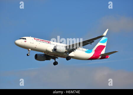 Eurowings Airbus A320-200 D-AIZU landet auf dem Flughafen London Heathrow, Vereinigtes Königreich Stockfoto