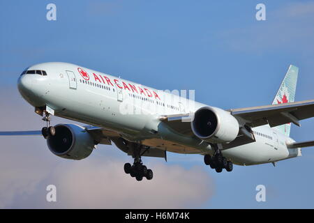 Air Canada Boeing 777-300ER C-FNNU Ankunft am Flughafen London Heathrow, Vereinigtes Königreich Stockfoto