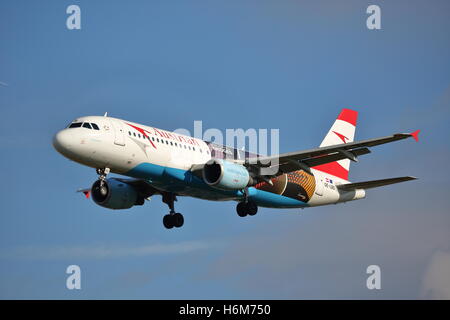 Austrian Airlines Airbus A320-200 OE-LBS landet auf dem Flughafen London Heathrow, Vereinigtes Königreich Stockfoto