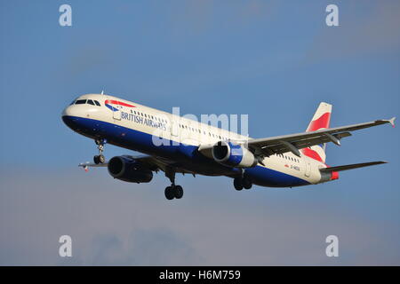 British Airways Airbus A321-200 G-MEDG landet auf dem Flughafen London Heathrow, Vereinigtes Königreich Stockfoto