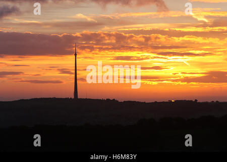 17.10.2016. Huddersfield, Großbritannien. Im Herbst Sonne über Emley Moor Mast an einem kalten Morgen in West Yorkshire Stockfoto