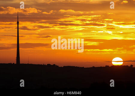 17.10.2016. Huddersfield, Großbritannien. Im Herbst Sonne über Emley Moor Mast an einem kalten Morgen in West Yorkshire Stockfoto