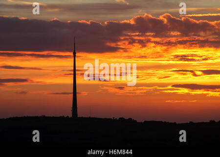 17.10.2016. Huddersfield, Großbritannien. Im Herbst Sonne über Emley Moor Mast an einem kalten Morgen in West Yorkshire Stockfoto