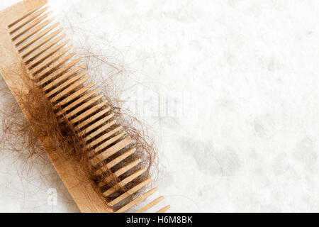 Haare auf hölzernen Kamm close up - Haar-Verlust-Problem-Konzept Stockfoto