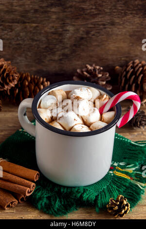Heiße Schokolade mit Marshmallows, Pfefferminz Zuckerstangen und Zimtstangen in Vintage Metall Becher - hausgemachte heiße festliche trinken fo Stockfoto