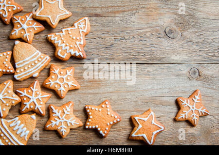 Weihnachten Lebkuchen auf Holztisch mit textfreiraum - festliche hausgemachte Weihnachtsbäckerei Stockfoto