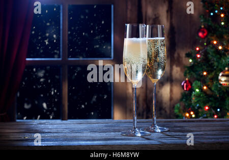 Nahaufnahme von zwei Gläser mit Champagner auf Farbe zurück Stockfoto
