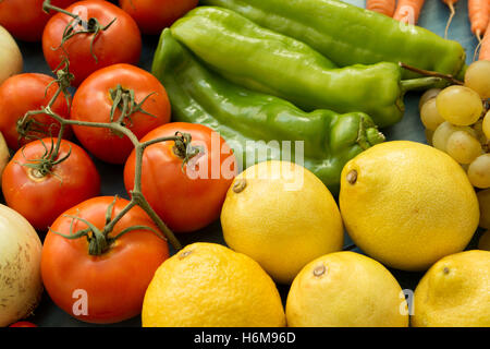 Collage von Obst und Gemüse. Leckere Zutaten für ein gesundes Leben Stockfoto
