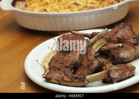 Lammkoteletts mit Kartoffelgratin und grünen Bohnen Stockfoto