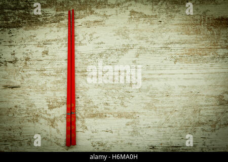 Orientalische Stäbchen in rot auf einem hölzernen Hintergrund Stockfoto