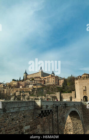 Alcazar-Festung mit einer Brücke in Toledo Stockfoto