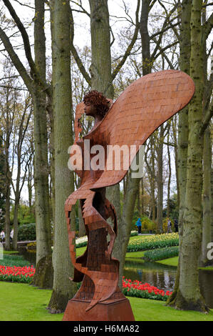 Ein Schmetterling Skulptur von Jack van Iwaarden de Vreede im Garten Keukenhof in Lisse, Holland, Niederlande. Stockfoto